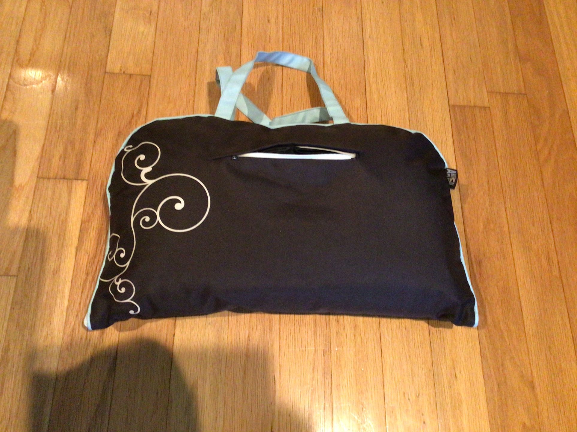 Like new animal planet dog bed & bag all in one Zippers Closed For Bag