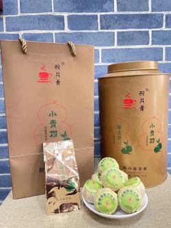 Pu'er tea made with dried orange peel and small green mandarin / 半生晒陈皮小青柑普洱茶