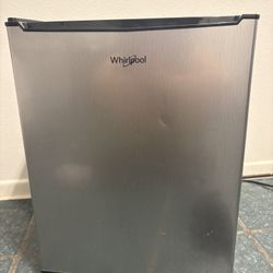 Mini fridge 