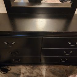 Dresser With Mirror