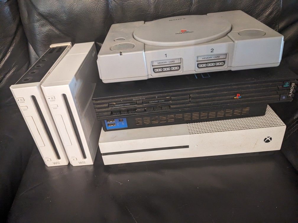 Console Lot Xbox One, PS2, PS1, 2 Wii (not working, for repair) Make Offer