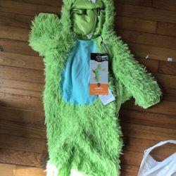 haloween costumes and decor 