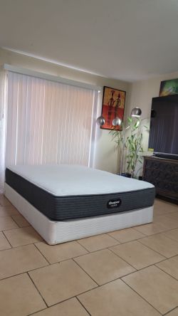 VERY NICE QUEEN SIZE BEAUTYREST SILVER MATTRESS AND BOXSPRING FOR SALE! IN GREAT CONDITION, FREE DELIVERY