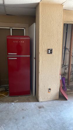 Refrigerator 5’7” tall Galanz