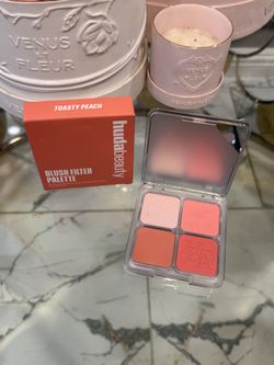 HUDA BEAUTY  Blush Filter Blurring Blushlighters Palette🧡