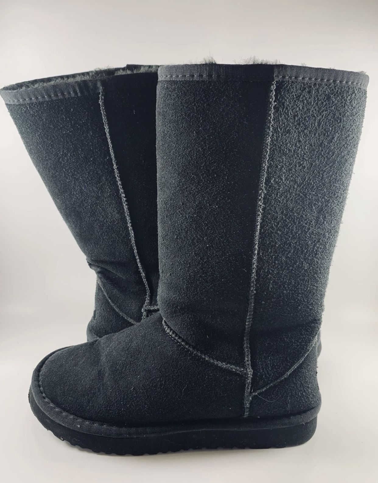UGG Classic Short II Boots Women’s Size 6 Black Suede Shearling Lined