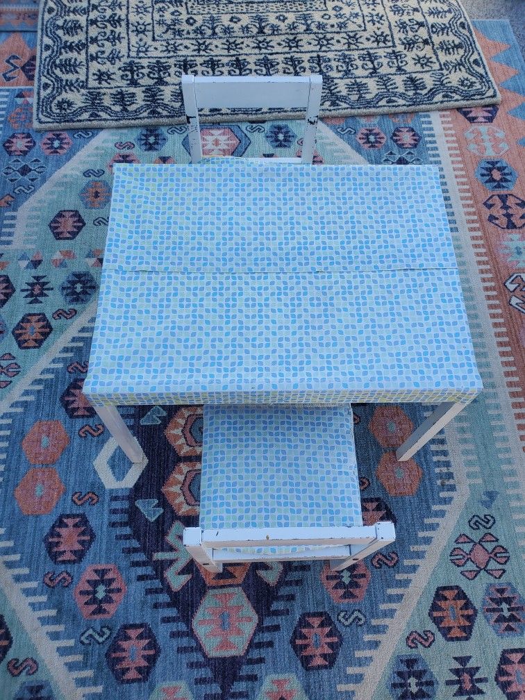 Kids Little Table With 2 Chairs.