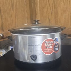 Like new Hamilton Oval Crockpot with sealable lid 