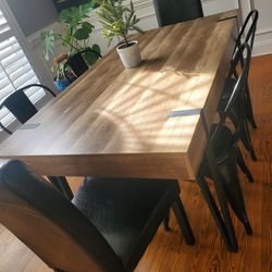 Dining Room Table &  Chairs 