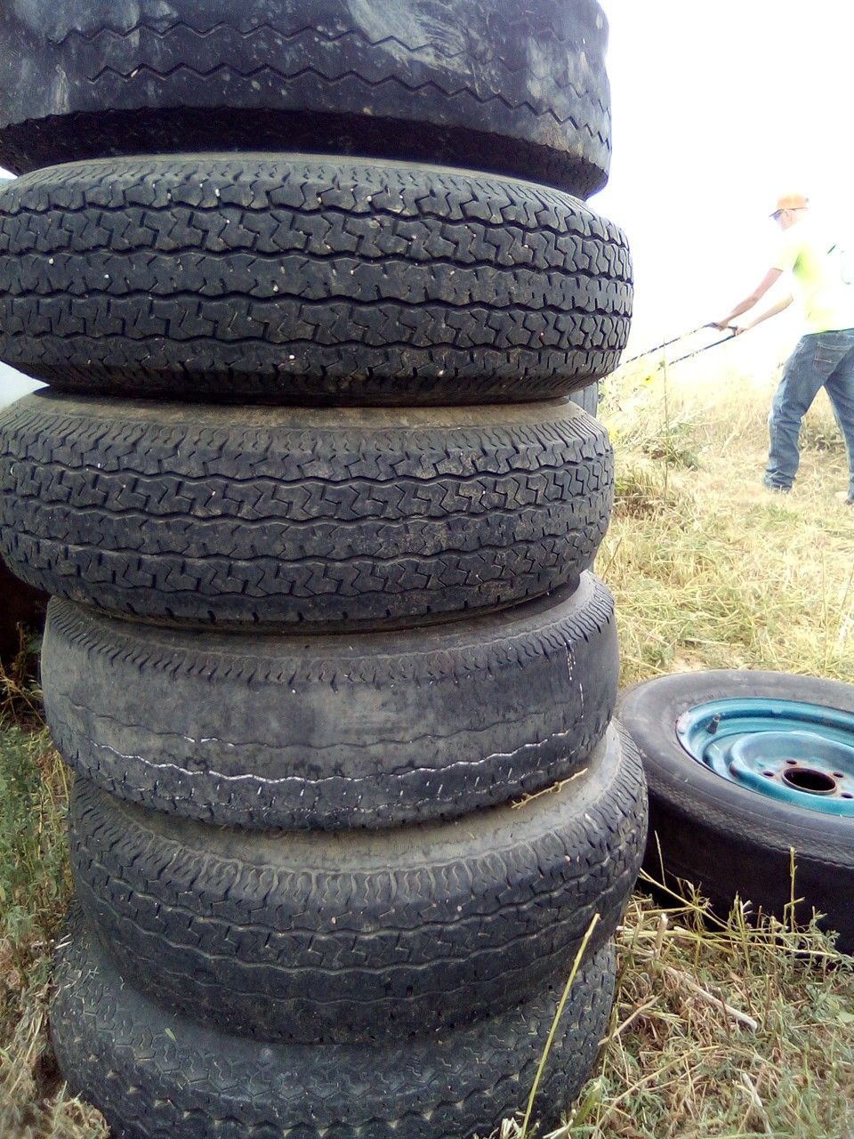 6 wheel and tires trailer 5 lugs