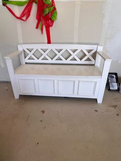 Cute entryway bench with storage