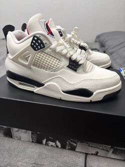 Jordan 4s Retro Flight Club size 9.5