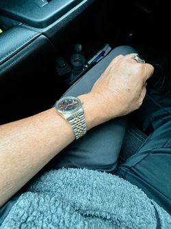 Tintage men watch working.