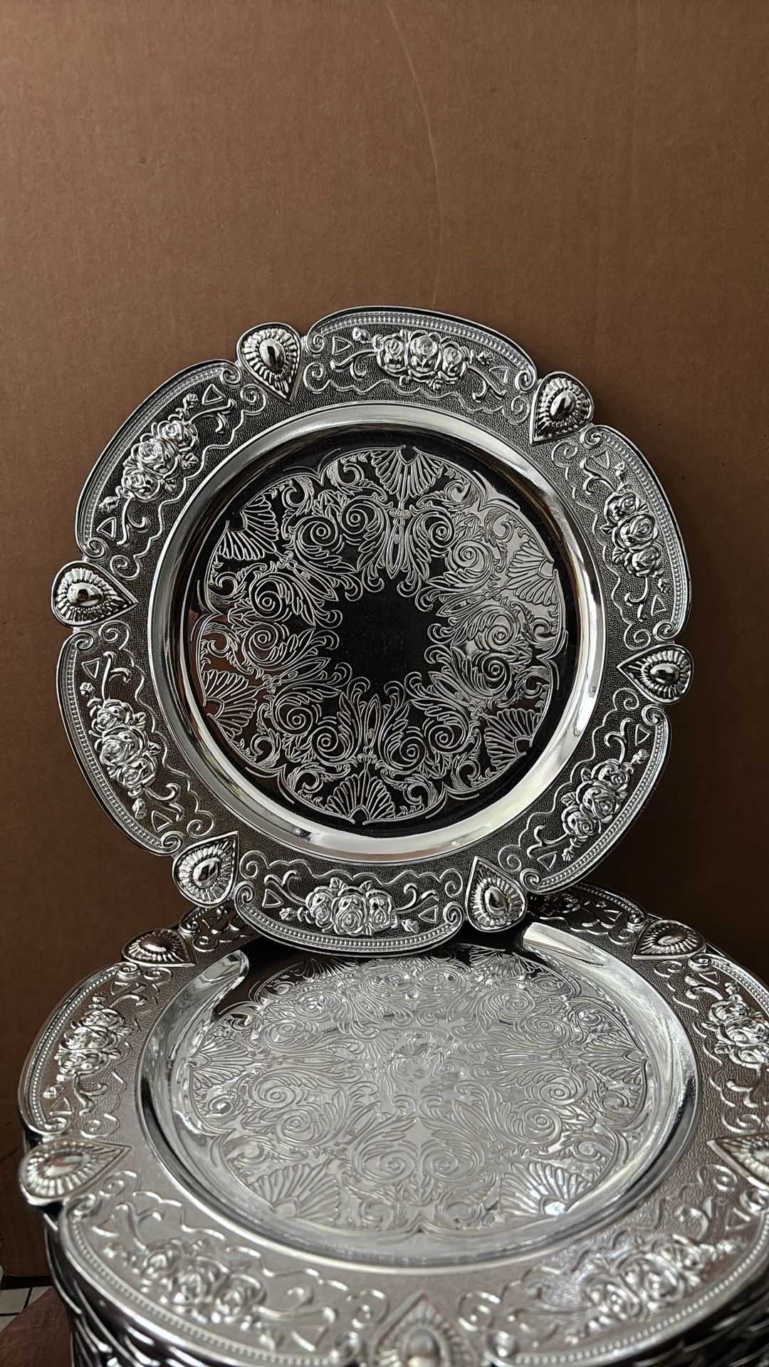 Efavormart 6 Pack Silver Floral Embossed Acrylic Charger Plates With Scalloped Rim, 13" Round Plastic Decorative Serving Plates