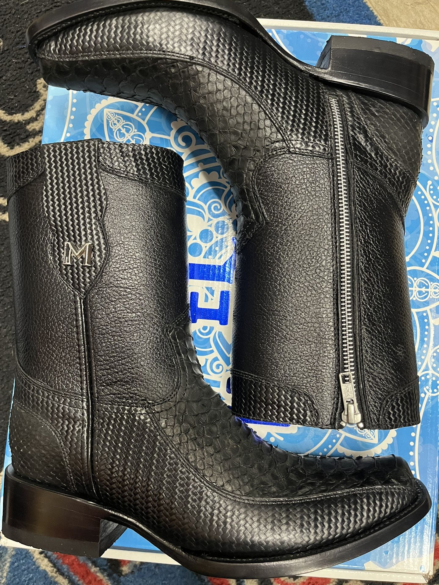Half boot with zipper on the side size 9.5