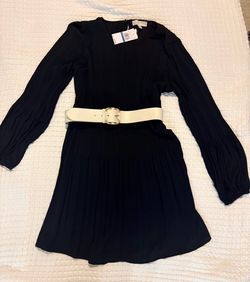 Vestido de mujer en talla L no viene con el cinturón es una idea cómo ponerlo viene un poco amplio