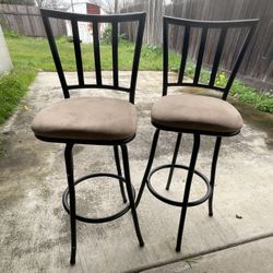 2 kitchen barstools 
