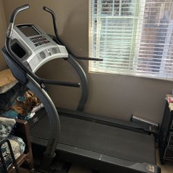 Nordictrack Treadmill X11i $400 READ DESCRIPTION 
