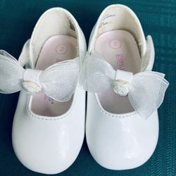 Genuine Kids infant girl size 2 white patent Mary Jane style with bows with velcro straps - perfect for Easter or baptism 