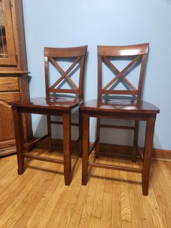 Dinning room table/6 Chairs & Hutch