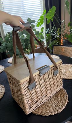 Wicker Insulated Picnic Basket with Cutting Board Lid