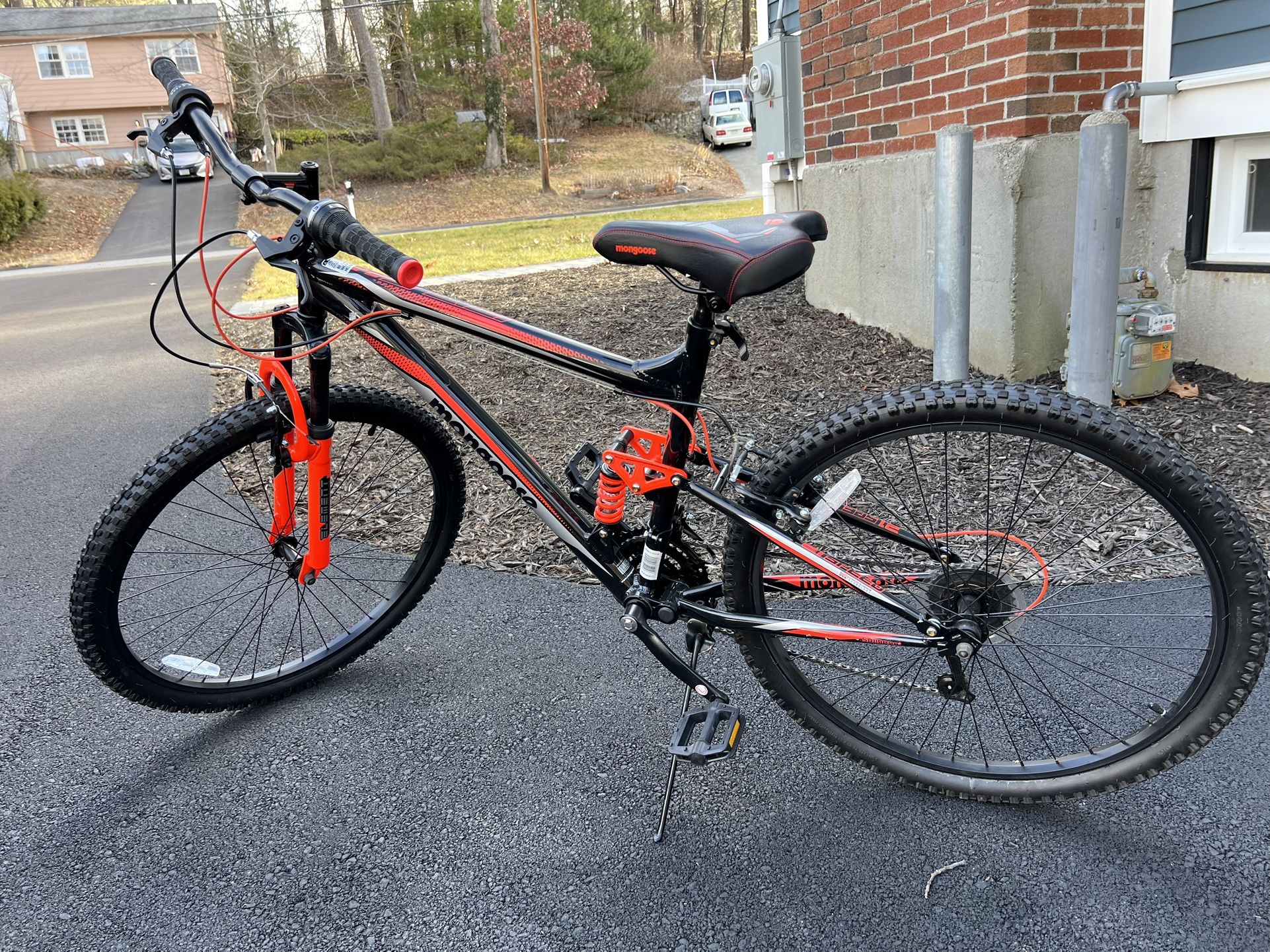 mongoose mens 26 inch m status 2.2 bike