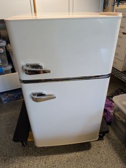 Insignia college dorm apartment fridge freezer