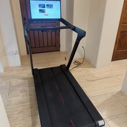 Peloton Treadmill W/ 24" Touchscreen 