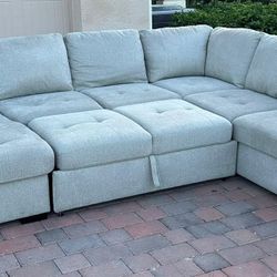 PULL OUT BED SECTIONAL COUCH IN GOOD CONDITION - STORAGE CHAISE - DELIVERY AVAILABLE 🚚