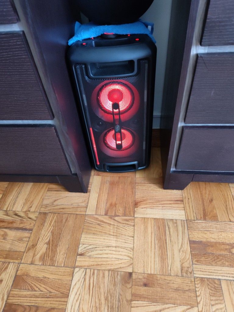 Ohh Bluetooth Speakers I Have Two Just Like Brand New Sounds Amazing Has Light's
