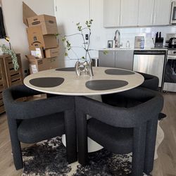 Round dining table