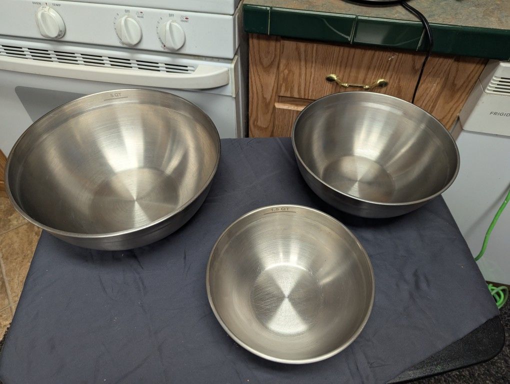 Figmint three-piece stainless steel mixing bowls