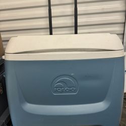 Igloo Cooler (Costco) With Wheels And Expandable Handle
