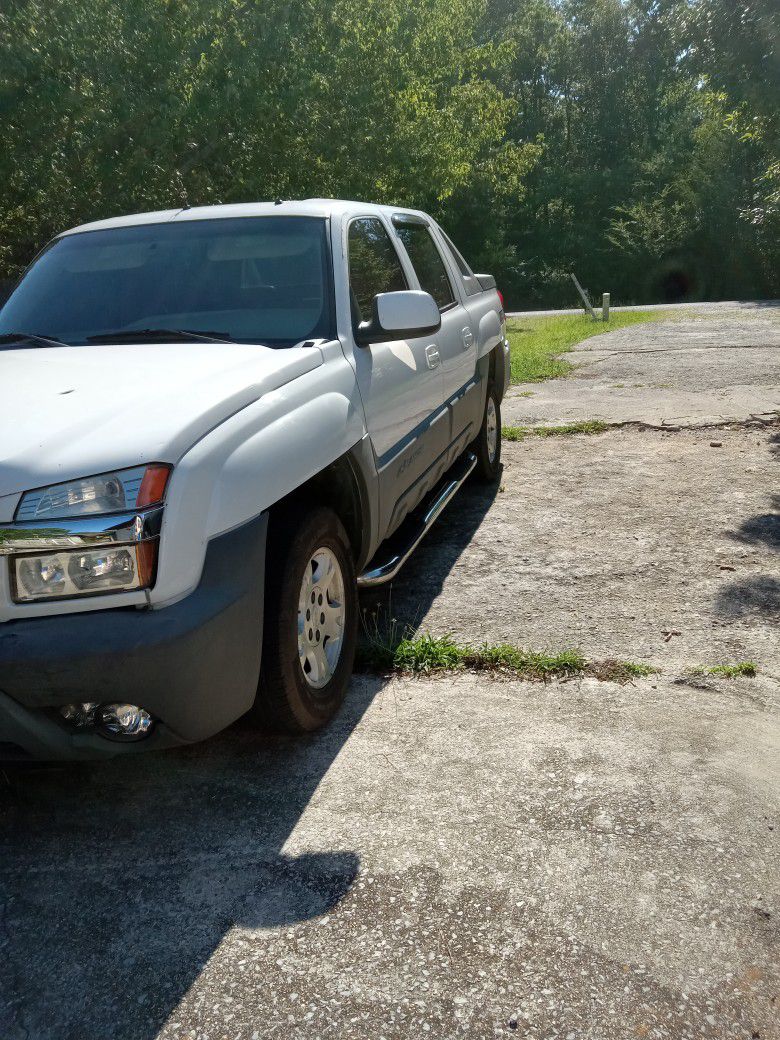 2002 Chevy Avalanche 1500 Z71 4 X 4 Sun ROOF, Cold.air GOOD TIRES NEEDS Minor Cosmedics Parts RUNS Great