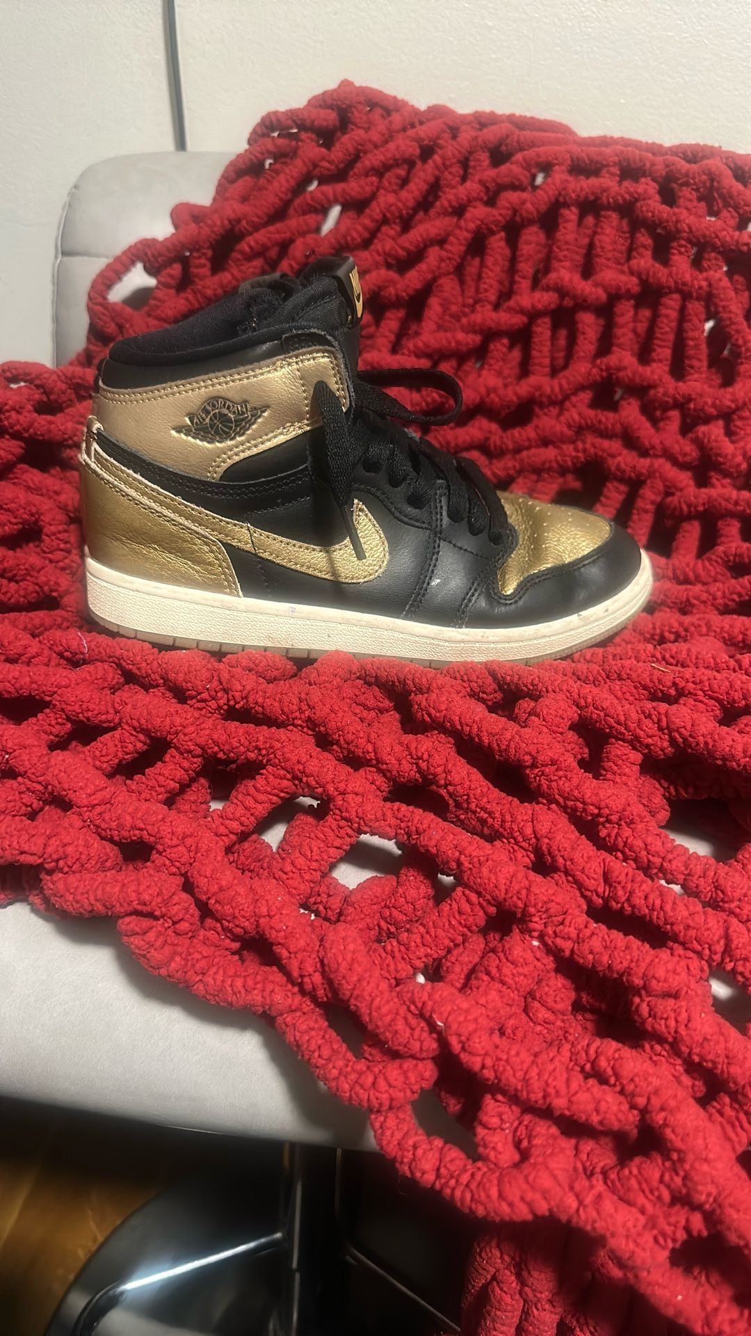Jordan 1 Retro High OG "Black And Gold"