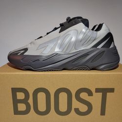 Yeezy Boost 700 MNVN Metallic 🛸👽🛸