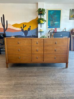 Wood Dresser / 9 Drawers / Vintage!