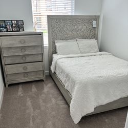 Detailed Grey Queen Bedroom Set