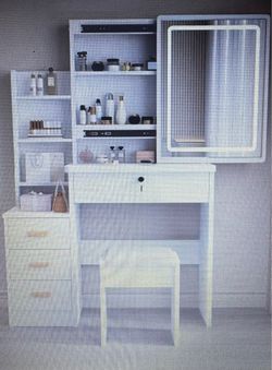Brand new, assembled girl vanity