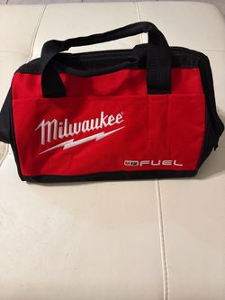Milwaukee Fuel M12 - Impact with battery and a charger