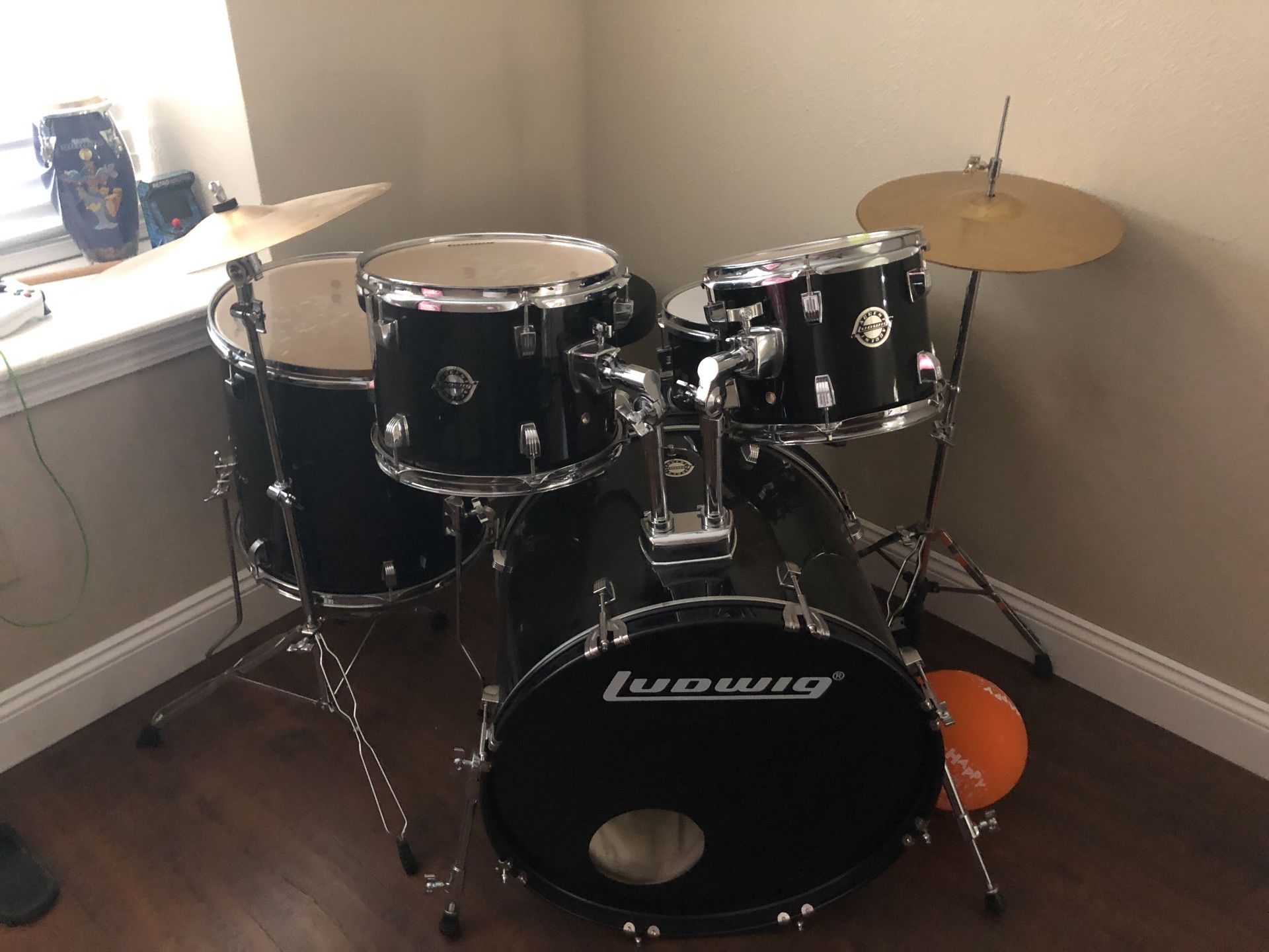 5 piece adult size, Ludwig drum set with (symbols for free) has drummer key and all attachments