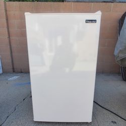 Magic chef  Mini fridge  Model HMR330WE 