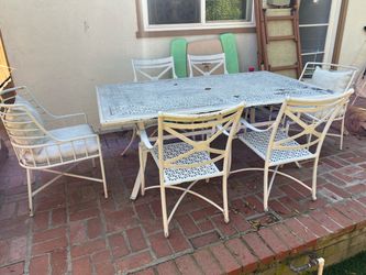 Outdoor chairs/table