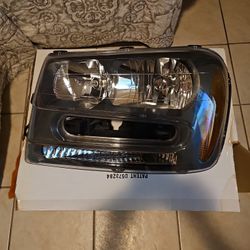 Chevy. Trailblazer Headlight Assembly The Pair