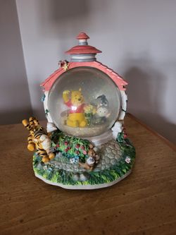 VINTAGE DISNEY WINNIE THE POOH MUSICAL SNOWGLOBE