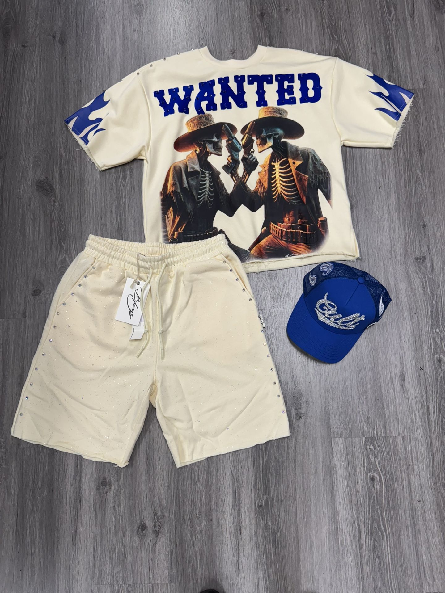 T SHIRT HAT AND JEANS 120$ Everything TODO 120$