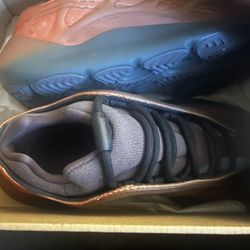 selling Yeezy’s for $125 size 6,5