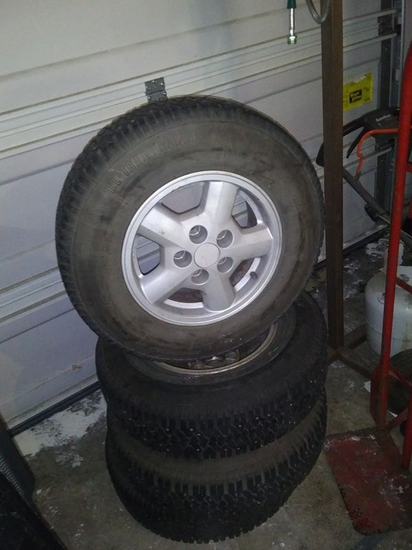 P195/75R14 studded snow tires with rims for Sale in Oregon City, OR