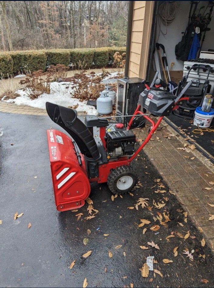Troy Bilt 2420 Snowblower Like new