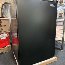 New Magic Chef HMAR45HCBE 4.4 Cu. Ft. Mini Refrigerator Black Freestanding Design